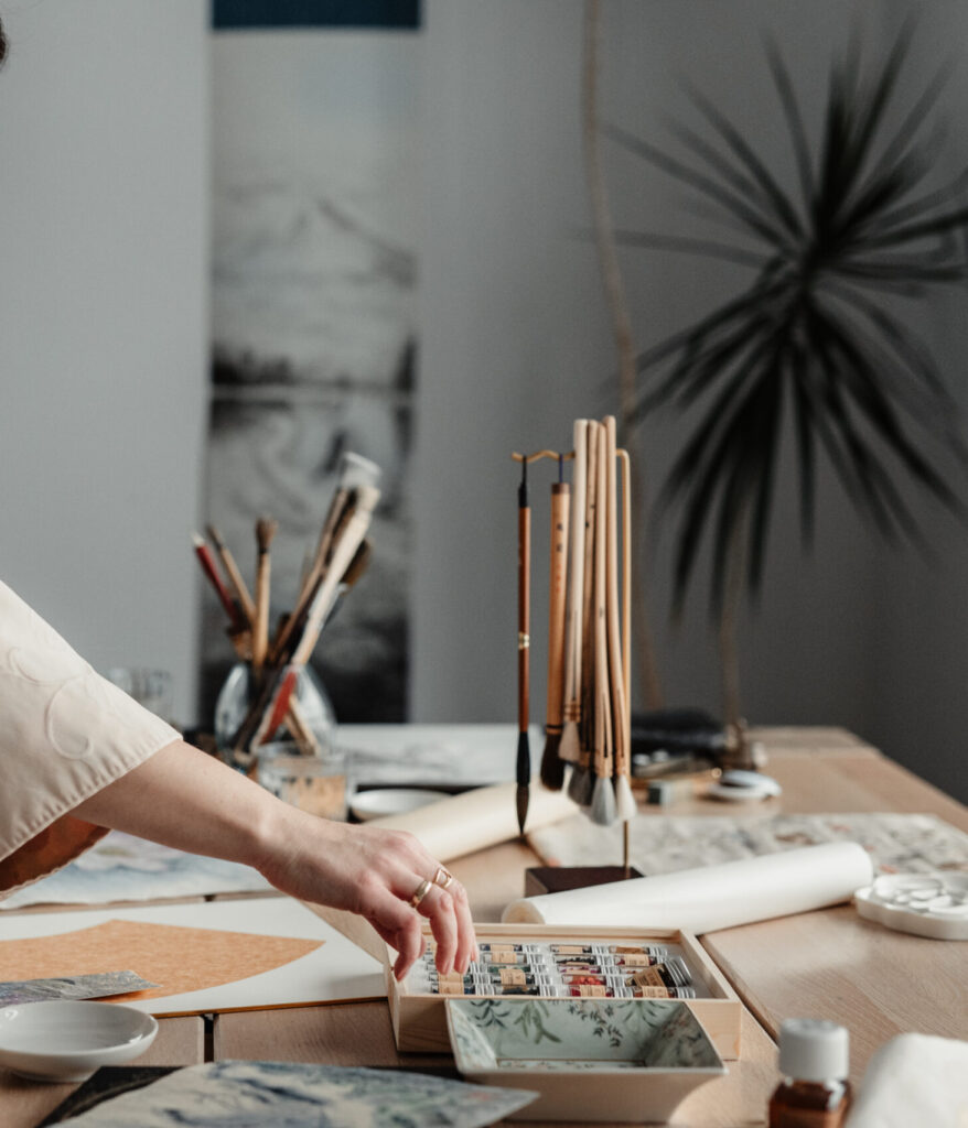 Artystka Małgorzata Suchecka w trakcie pracy w swojej pracowni malarstwa japońskiego San Mi Arte
