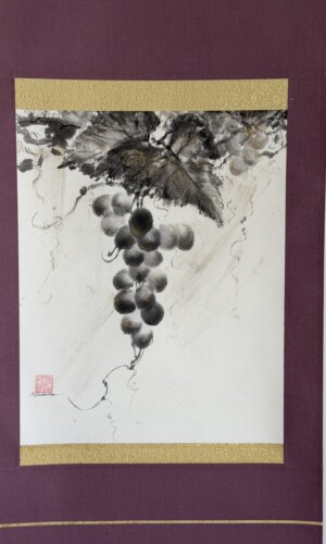 Grapes / Winogrona - Tusz sumi i 24-karatowe złoto na ręcznie wykonanym papierze washi, oprawa kakejiku w Japonii 92 × 35 cm