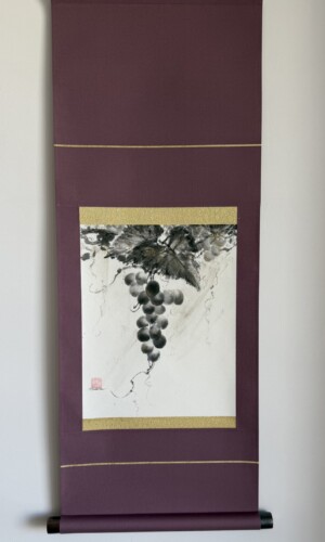 Grapes / Winogrona - Tusz sumi i 24-karatowe złoto na ręcznie wykonanym papierze washi, oprawa kakejiku w Japonii 92 × 35 cm